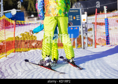 Vater und Sohn stehen im Bereich der Kindern von Ski Resort Stockfoto