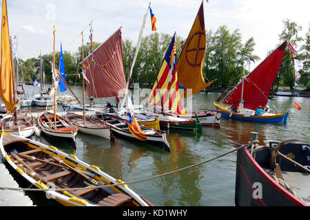 Loire Festival, das Sammeln von fluvial Boote in Orléans (Center-Val de Loire, Frankreich). Stockfoto