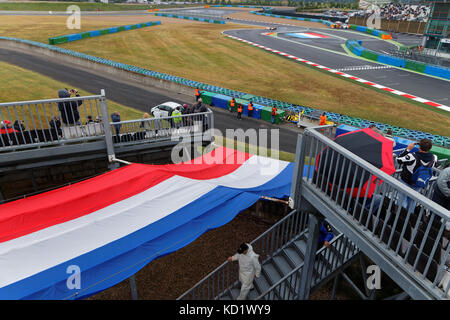 MAGNY-COURS, Frankreich, 1. Juli 2017: Französische Flagge über dem Titel. Der Erste französische Historischen Grand Prix in Magny-Cours mit vielen alten Stockfoto