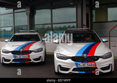 MAGNY-COURS, Frankreich, 1. Juli 2017: Safety Cars. Der Erste französische Historischen Grand Prix in Magny-Cours mit vielen alten Sport und Form Stockfoto