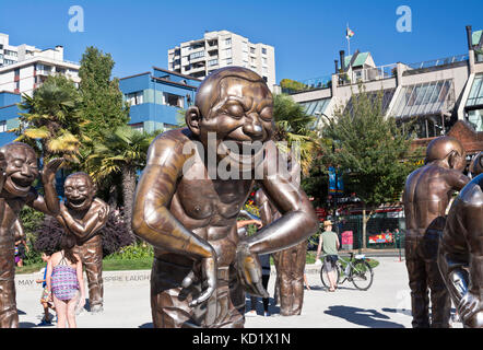 Lachen Männer Statuen, (A-Maze-ing Lachen) von Yue Minjun im Morton Park in der Nähe der English Bay in Vancouver, BC, Kanada. Stockfoto