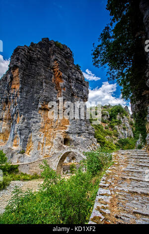 Alte Kokkori - Noutsou gewölbten Steinbrücke über die Vikos-schlucht, Zagorochoria, Griechenland. Stockfoto