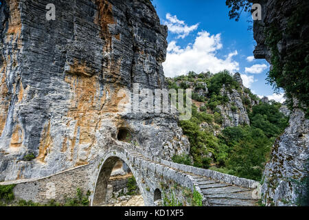 Alte Kokkori - Noutsou gewölbten Steinbrücke über die Vikos-schlucht, Zagorochoria, Griechenland. Stockfoto