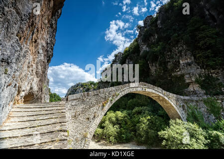 Alte Kokkori - Noutsou gewölbten Steinbrücke über die Vikos-schlucht, Zagorochoria, Griechenland. Stockfoto