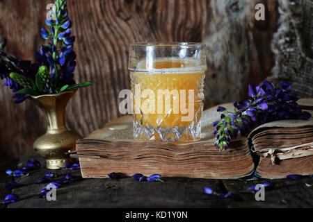 Retro-Buch und ein Glas Orangensaft morgens Stockfoto