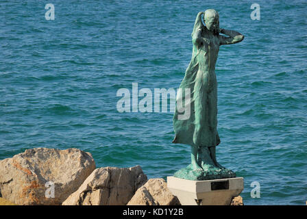 Triest, Italien. die Bronzestatue "La Mula de Trieste", Bildhauer nino Spagnoli 2005. die Statue ist für Mädchen, die in Dialekt mule genannt sind nach Triest. Stockfoto