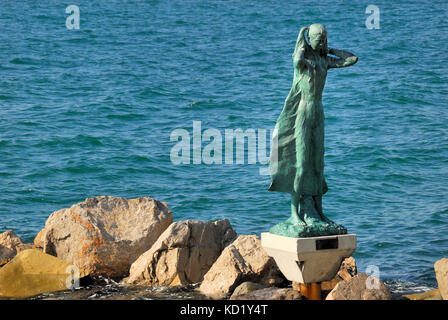 Triest, Italien. die Bronzestatue "La Mula de Trieste", Bildhauer nino Spagnoli 2005. die Statue ist für Mädchen, die in Dialekt mule genannt sind nach Triest. Stockfoto