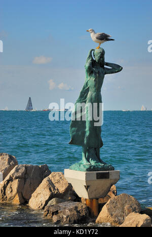 Triest, Italien. die Bronzestatue "La Mula de Trieste", Bildhauer nino Spagnoli 2005. die Statue ist für Mädchen, die in Dialekt mule genannt sind nach Triest. Stockfoto