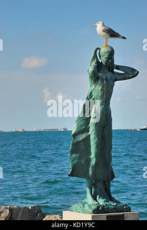 Triest, Italien. die Bronzestatue "La Mula de Trieste", Bildhauer nino Spagnoli 2005. die Statue ist für Mädchen, die in Dialekt mule genannt sind nach Triest. Stockfoto