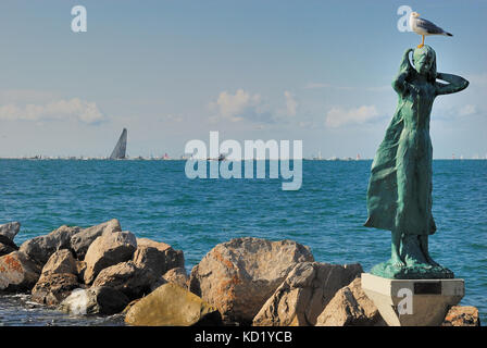 Triest, Italien. die Bronzestatue "La Mula de Trieste", Bildhauer nino Spagnoli 2005. die Statue ist für Mädchen, die in Dialekt mule genannt sind nach Triest. Stockfoto