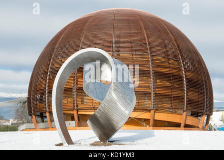 Welt der Wissenschaft und die "Wandering die unermesslichen' Skulptur am Cern, Meyrin, Schweiz Stockfoto