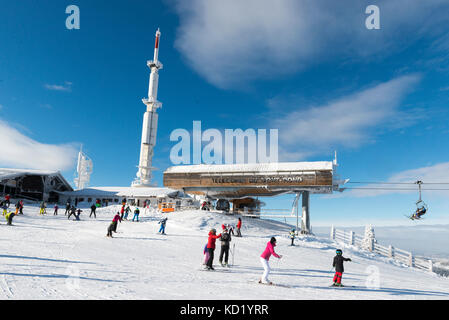 Skifahrer mit dem telecombi du Mont - Rond, Jura, Ain rhone-alpes, Frankreich Stockfoto