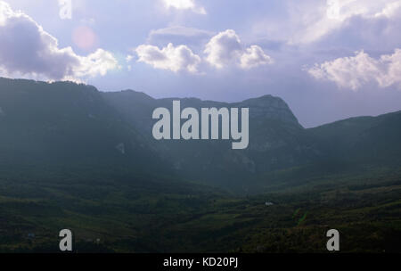 Hursuf (hurzuf) Berg Tal vom Badeort gursuf, Krim gesehen, im Sommer abends Stockfoto