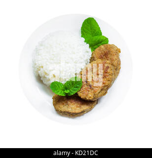 Schnitzel mit Reis in eine Schüssel geben. Stockfoto