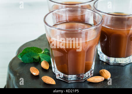 Schokolade Milch in einem Glas auf einer hölzernen Oberfläche Stockfoto