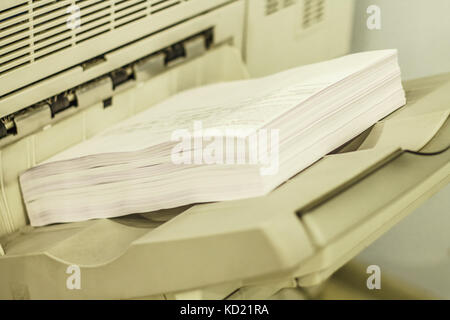 Weiß Büro Papier im Papierfach des Druckers Stockfoto