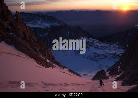 Ein Bergsteiger bei Sonnenaufgang steigt die Route der Bergsteiger der Mount Whitney, der höchste Punkt in den unteren 48 us Stockfoto