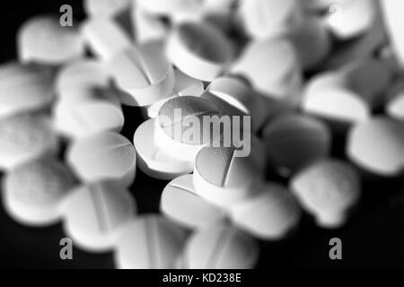 Künstlerisch verschwommenes Bild von oxycodone. oxycodone ist ein starkes opioid Verordnungschmerzstillendes vorsichtig aus Angst vor Missbrauch und Abhängigkeit vorgeschrieben. Stockfoto