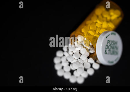 Künstlerisch verschwommenes Bild von oxycodone. oxycodone ist ein starkes opioid Verordnungschmerzstillendes vorsichtig aus Angst vor Missbrauch und Abhängigkeit vorgeschrieben. Stockfoto