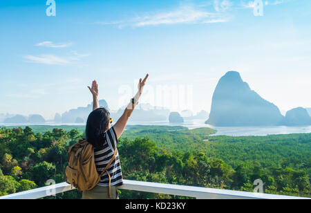 Glückliche junge Reisende Frau Backpacker erhobenen Arm bis zu Himmel genießen einen schönen der Natur bei Mountain panorama view Point und Meer, Freiheit Fernweh, k Stockfoto