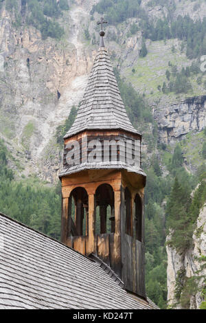 Einfache hölzerne Kirche in Österreich - etwas Wartung Stockfoto