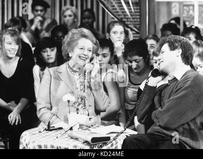 Am 10. Oktober 0001 wurde ein Foto vom 10. Oktober 01/1987 von der damaligen Premierministerin Margaret Thatcher, die an einem Telefonat im Saturday Superstore der BBC mit dem Moderator John Craven teilnahm. Später beurteilte sie Musikvideos auf dem Pop-Panel der Sendung. Stockfoto