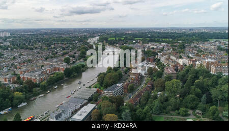 Luftaufnahme über Wohngebiet viktorianischen Dörfer durch die Themse in West London Stockfoto