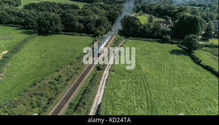 Luftaufnahme von einem altmodischen Dampfzug der Überquerung der englischen Landschaft Stockfoto