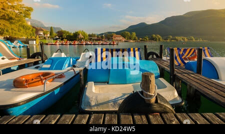 Kalterer See an der Südtiroler Weinstraße bei Bozen, Italien, Europa - Kaltern, eines der schönsten Dörfer der Welt Stockfoto