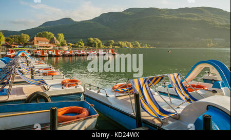 Kalterer See an der Südtiroler Weinstraße bei Bozen, Italien, Europa - Kaltern, eines der schönsten Dörfer der Welt Stockfoto