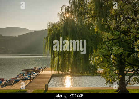 Kalterer See an der Südtiroler Weinstraße bei Bozen, Italien, Europa - Kaltern, eines der schönsten Dörfer der Welt Stockfoto