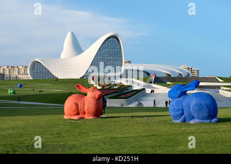 Bunte Hasen Skulpturen vor Heydar Aliyev Center, Baku, Aserbaidschan Stockfoto