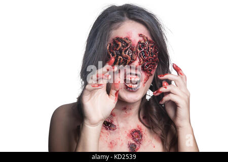 Mädchen mit realistischen Wunden und Würmer in den Augen. Kreative halloween Makeup. isoliert. Stockfoto