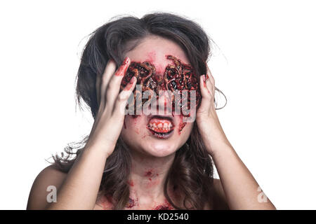 Mädchen mit realistischen Wunden und Würmer in den Augen. Kreative halloween Makeup. isoliert. Stockfoto