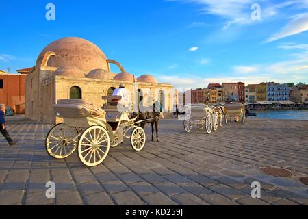 Pferd und Wagen vor der Moschee der Janitscharen, venezianischen Hafen, Chania, Kreta, Griechenland, Europa Stockfoto