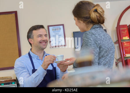hübsche Geschäftsfrau mit einem Kaffee im Kaffee-Fabrik Stockfoto