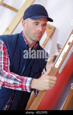 Nahaufnahme des männlichen Lockpicker Hand fixieren Türgriff zu Hause Stockfoto