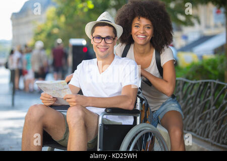 Behinderte Menschen im Rollstuhl und Freundin auf Urlaub Stockfoto