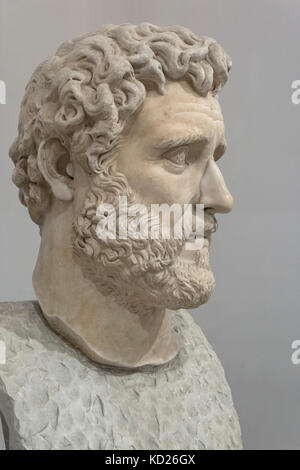 Neapel. Italien. Kolossalen Kopf Porträt des Römischen Kaiser Antoninus Pius (Regierungszeit: 138-161 AD). Museo Archeologico Nazionale di Napoli. Stockfoto