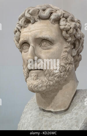 Neapel. Italien. Kolossalen Kopf Porträt des Römischen Kaiser Antoninus Pius (Regierungszeit: 138-161 AD). Museo Archeologico Nazionale di Napoli. Stockfoto