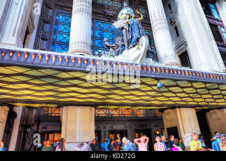 Selfridge & Co London Store, Kaufhaus Selfridges, Oxford Street, London, UK, Selfridges Oxford Street London UK, die Königin der Zeit Skulptur Stockfoto