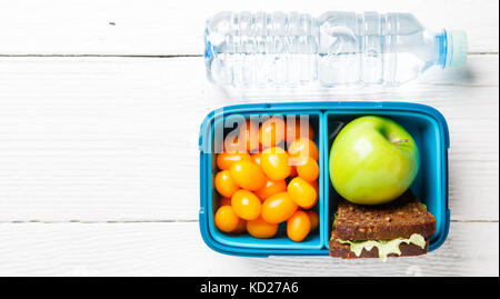 Foto von Cherry Tomate, Apfel, Sandwich in der Brotdose, Flasche Stockfoto