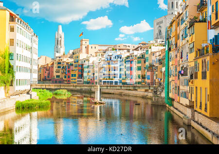 Bunte Häuser am Fluss Onyar in Girona, Katalonien, Spanien Stockfoto