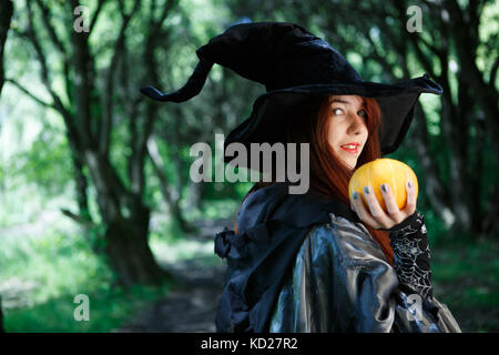 Portrait von Hexe mit Kürbis in der Hand Stockfoto