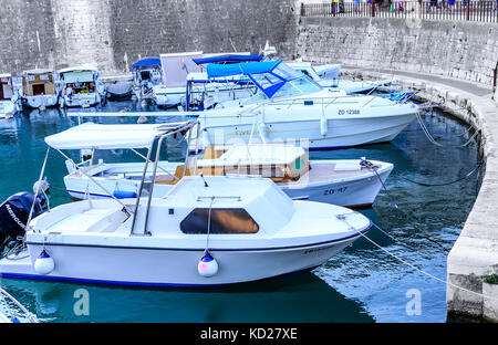 Parkplatz Boote im Golf von Zadar, Kroatien. Stockfoto