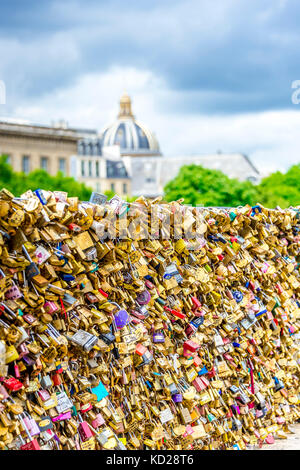 Die Liebe sperrt sich auf einer Brücke auf der Île de la Cité in Paris. Ein Liebesschloss ist ein Vorhängeschloss, das eine Brücke, einen Zaun, ein Tor oder ein Denkmal mit einer Schleuse verschloss. Stockfoto