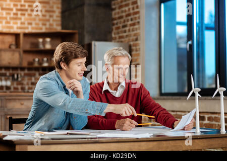 Junge Mann an wichtige Detail zeigt in der Projektdokumentation Stockfoto