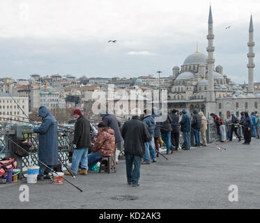 Angeln von der Galata-brücke. Istanbul, Türkei Stockfoto