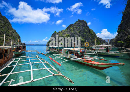 Coron, Philippinen - Apr 9, 2017. hölzerne Boote andocken an Jetty in Coron Island, Philippinen. coron ist Teil der calaminan Gruppe von Inseln im Norden Stockfoto