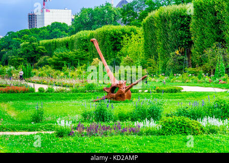 Ein riesiger verrosteter Anker ist ein Kunststück im Jardin des plantes in Paris, Frankreich Stockfoto